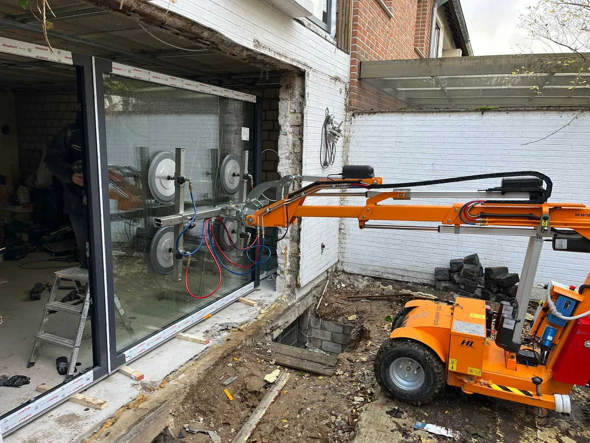 Einsatz von Spezialgeräten für Schwerlast-Fenstermontage