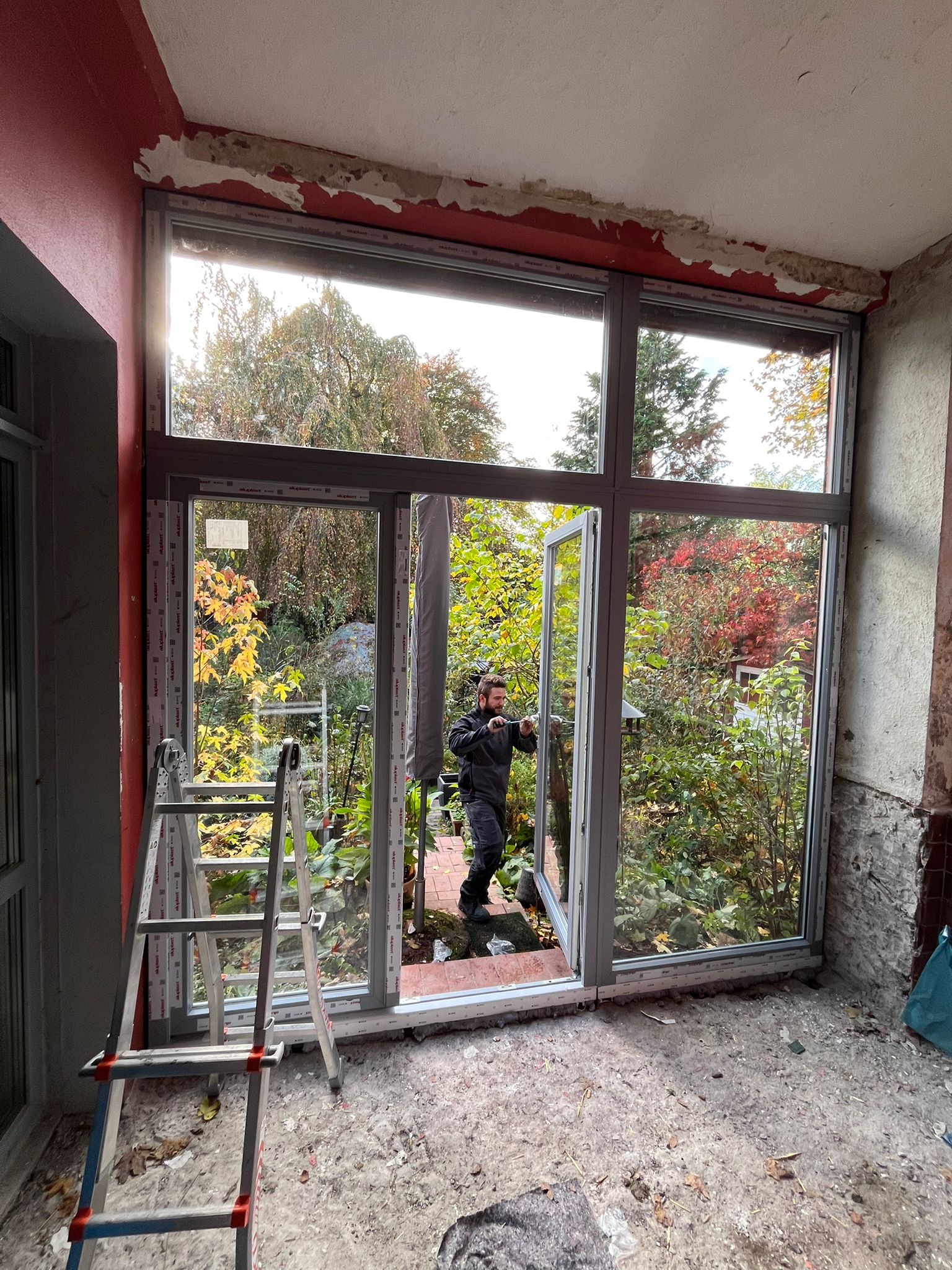 Terrassenfenster mit Außenschwingtür: Moderne Installation in Wesseling